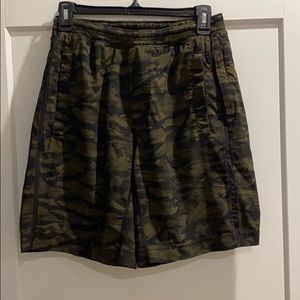 Men’s lululemon camo shorts with liner